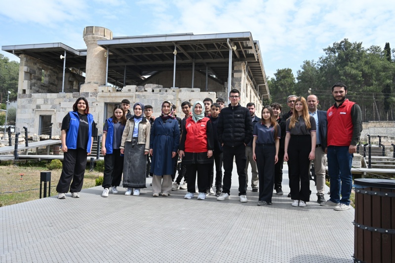 ÖĞRENCİLER ALA CAMİ’Yİ BAYRAMA HAZIRLADI